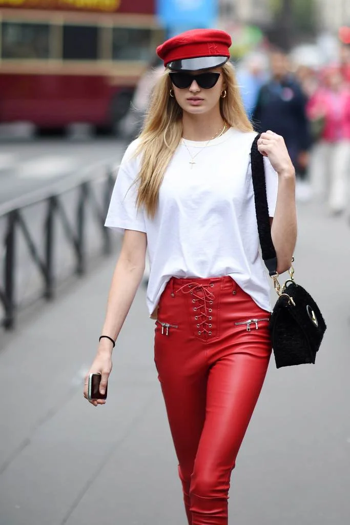 Romee Strijd in Le Specs Enchantress Sunglasses - BlackLe Specs Enchantress Sunglasses - Black