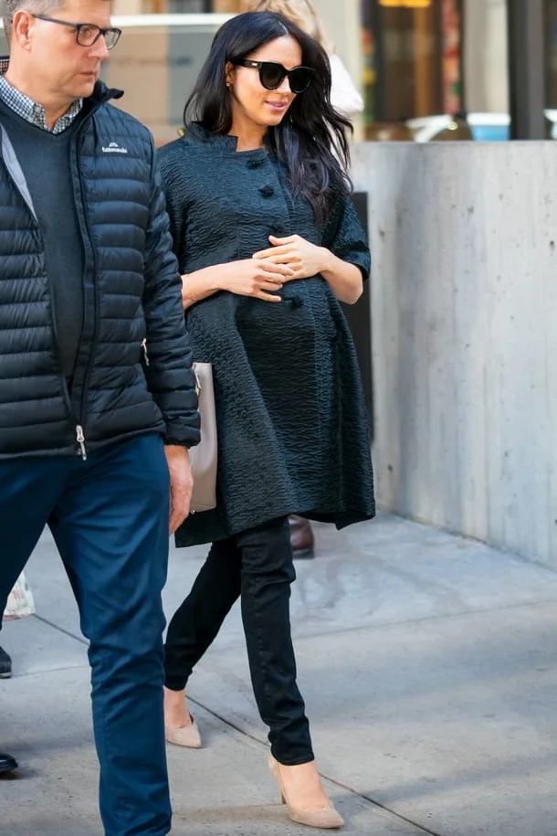 Meghan Markle in Le Specs Air Heart Sunglasses - Black