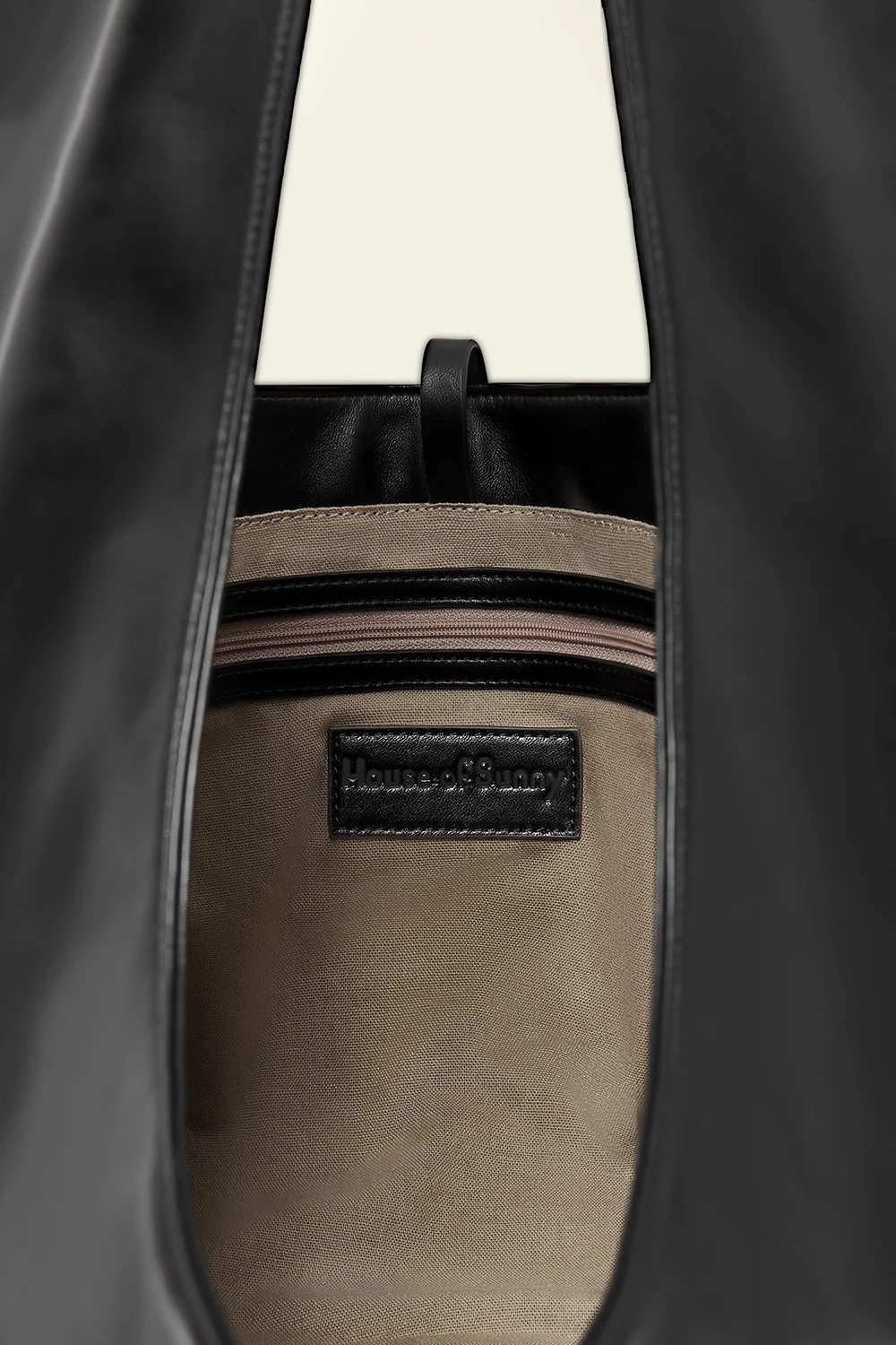 House of Sunny The Big Sling Bag - Noir