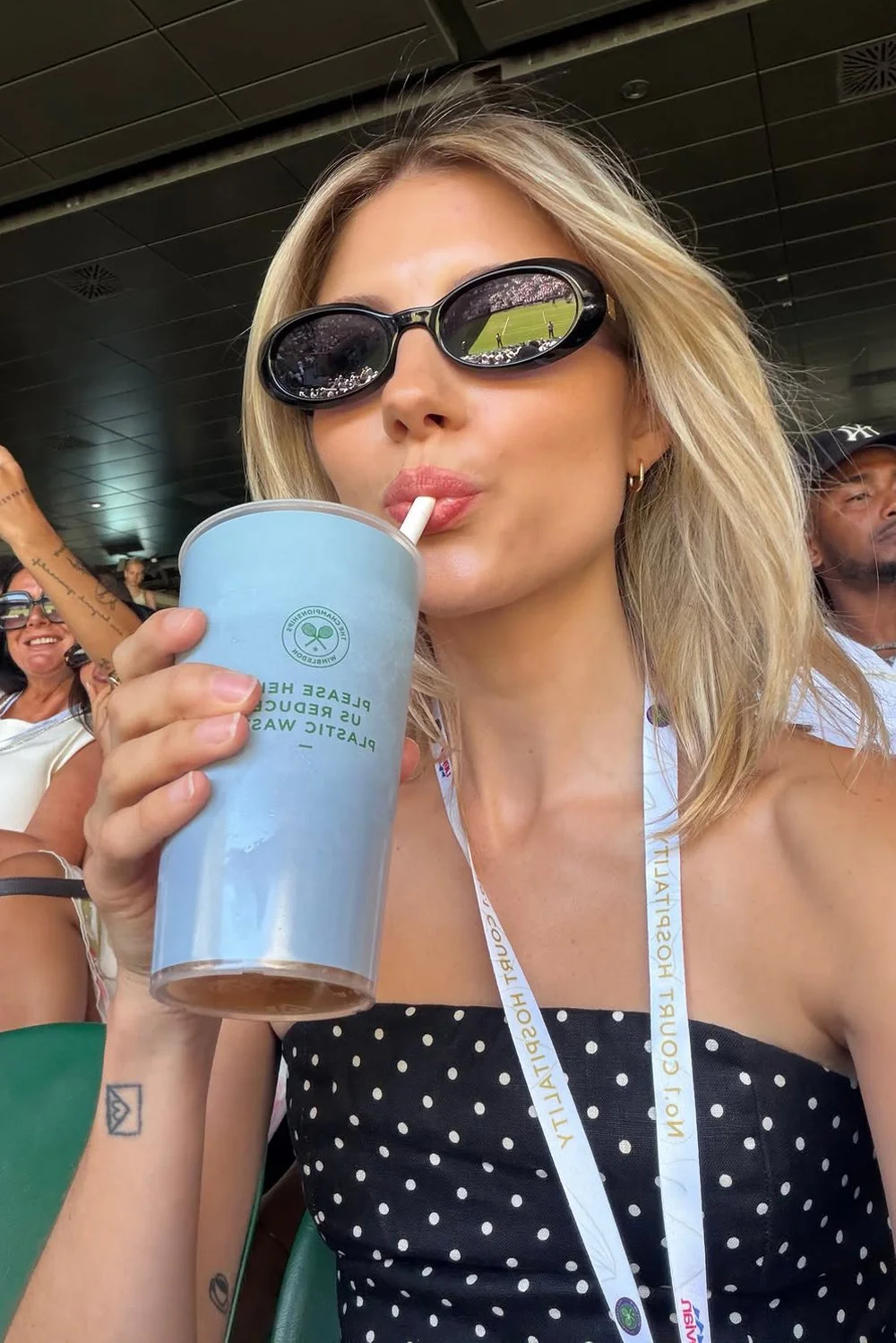 @hopemarsh in Le Specs Work It Sunglasses - Black