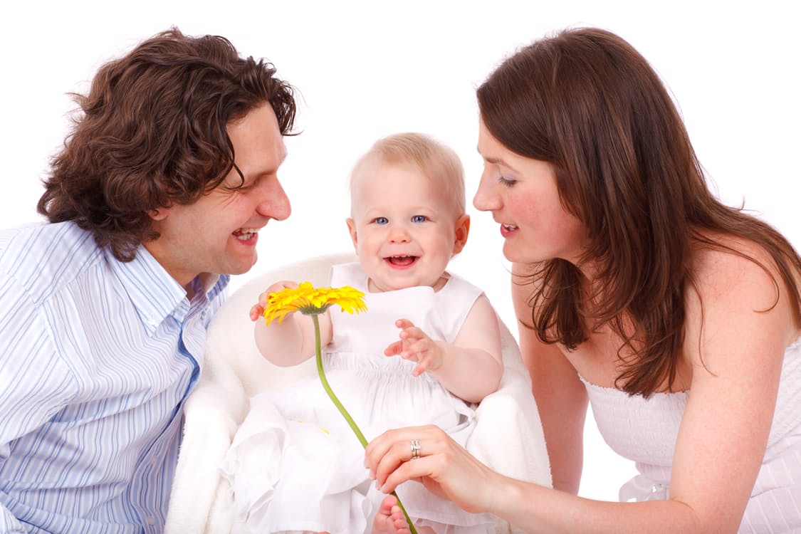 Es ist vorteilhaft, auf eine glückliche gemeinsame Zeit zurückblicken zu können, denn Kinder verändern die Werte der neuen Mutter, was auch für den Vater zu einer Herausforderung werden kann.