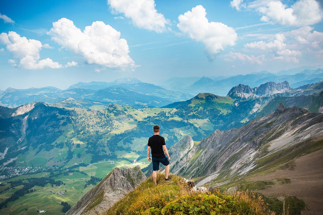 Gerade die Natur, der Makro- wie Mikrokosmos, bringen uns zum Staunen. Was muss das für ein liebender Gott sein, uns in eine so wunderschöne Natur zu stellen. Wer diesen Gedanken eines Schöpfergottes zulassen kann, erhält Zugang zu tiefsinnigen Gedanken der Liebe und Verantwortung.