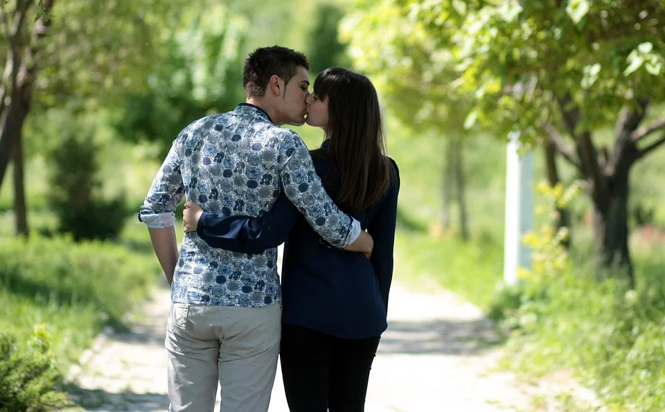 Liebe als Inhalt zeigt sich in Formen. Zwangsläufig, das liegt in der Natur der Sache. Jemanden lieben muss nicht immer heissen, zu umarmen und küssen. Es kann auch meinen, zuzuhören, Interesse am Partner zu haben, wie dieser denkt, fühlt und handelt. Schliesslich möchte man ihn/sie ja noch besser verstehen und lieben können.