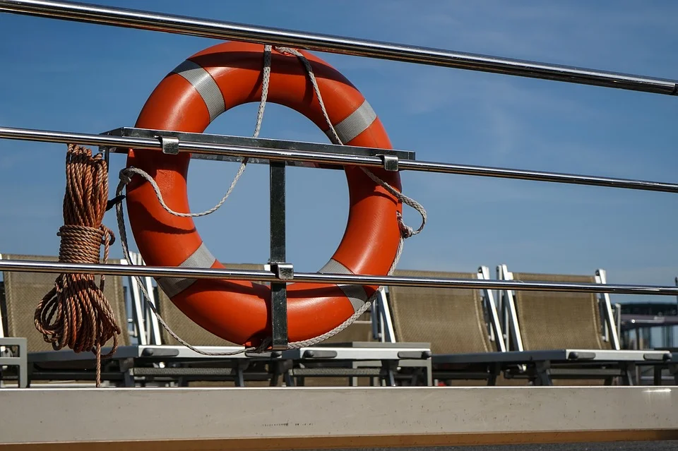 Viele liebe Menschen haben immer den Rettungsring dabei. Wo immer sie die Möglichkeit zu helfen sehen, dort sind sie anzutreffen. Sie bedenken aber nicht, ob Hilfe auch wirklich Hilfe ist.