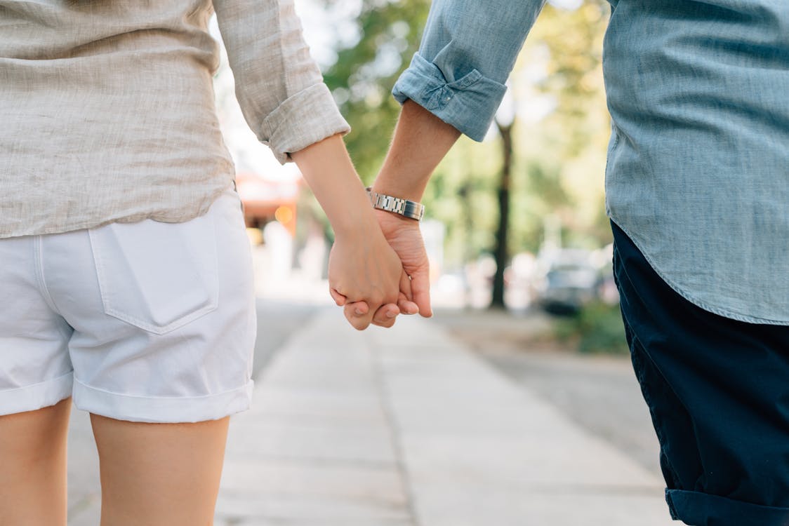 Es gibt in einer Ehe viel zu besprechen. Tun wir das Hand in Hand, ist das Ergebnis dementsprechend. Gemeinsame Spaziergänge sind vorteilhaft. Die Ladies mögen es. Meine Lady liebt es sogar. Laden Sie Ihre Lady dazu ein...
