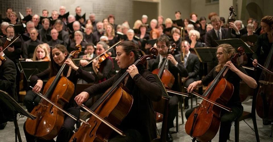 Klassische Musik hat normalerweise einen erwiesenermassen positiven Einfluss auf unser Gehirn, unsere Gefühlswelt und unsere Balance. Wer das Vorrecht hat ein Instrument zu spielen, möglichst schon im Kindesalter, der hat prinzipielle Vorteile.