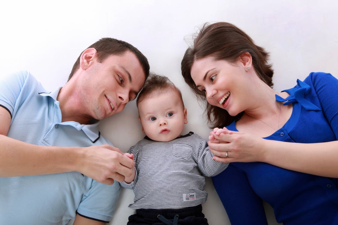 Unglaublich, was Babies alles lernen müssen. Unsere ganze Gefühlswelt, Intellekt, Persönlichkeit, eigentlich unsere Persönlichkeits-Systeme werden in das Gehirn des Kindes hinein 'programmiert'. Damit werden die Triggers angestellt, die genetisch vorhanden sind und dem Lebensstil der Eltern und Grosseltern entsprechen.