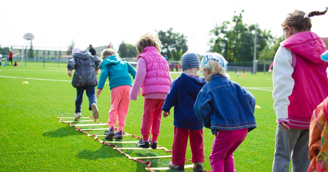 .... Spielen ist eine gute Möglichkeit, Selbstkontrolle zu trainieren. Regeln anzuerkennen, aufeinander Rücksicht zu nehmen, Ergebnis zu respektieren ... Freude an der Leistung entwickeln ist positiv, sie aber nicht von der Liebe abhängig werden lassen. .. Playing games is a good way to practice self-control. Respect for rules, being considerate of one another and accepting results are all beneficial skills that can be learned. When children develop joy in achievement, that’s a good thing, but they should never learn to believe their parents’ love is a product of their achievements. ....