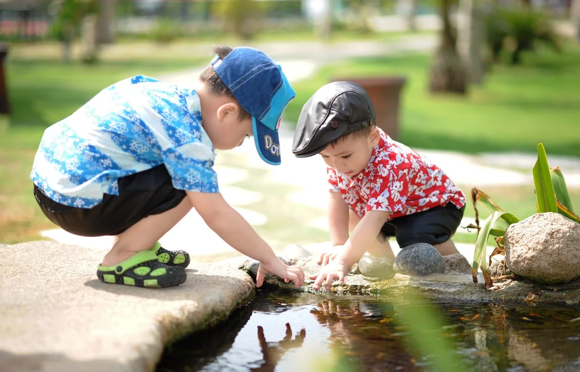 .... Kleinkinder lernen spielerisch am besten. Die hoch-kognitiven Fähigkeiten werden später entwickelt. Es braucht nicht viel Spielzeuge zur Auswahl, sondern solche, wo sich das Kind vertiefen kann. Die Natur eignet sich dazu immer noch am besten. .. Toddlers learn best through playing; their cognitive skills are not developed until later. They don’t need a lot of gadgets. It’s better to have a few simple toys, high in quality. Less is more. It’s good for children to spend more time playing with fewer things. Nature is the best place for this. ....