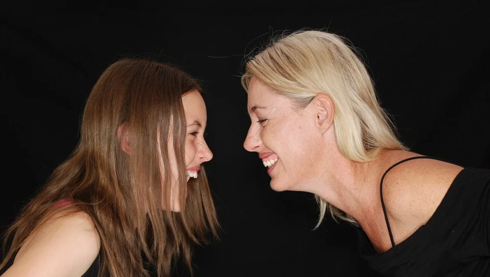 Können Sie sich an Ihre eigenen Mutter-Tochter-Gespräche erinnern ? Wir Männer können auch mit unseren Jungs tolle Gespräche haben, aber ganz so wie die Damen gelingt es uns meist nicht, oder ?