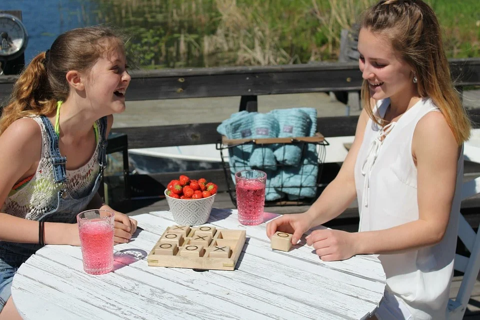 Viele Kinder lieben es, mit ihren Eltern zu spielen. Das kann sehr wertvolle Zeit sein, um Aufmerksamkeit, Hilfestellung und Lob zu übermitteln. Ein Spiel, wo niemand verlieren und alle Beteiligten Gewinner sind, werden besonders geschätzt. Da kann der Liebestank wieder gefüllt werden. Nehmen Sie sich doch die nötige Zeit dazu. (Gilt auch für die Väter :-)