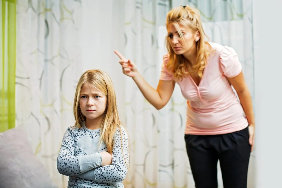 .... Die angespannte Atmosphäre zu Hause macht es nicht einfach, geduldig und konstruktiv auf Herausforderungen zu reagieren. Es braucht einen erzieherischen Weitblick und Einsicht, Familienkonflikte zu einem guten Ende zu führen. .. The tense atmosphere at home does not make it easy to react to challenges patiently and constructively. Educational farsightedness and insight are needed in order to guide family conflicts to a good conclusion. ....