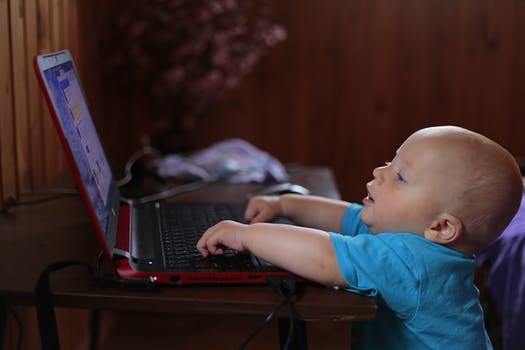 .... Es gehört zu unserer heutigen Welt - und damit auch zu dem unserer Kinder, dass es Internet, Smartphones und IPads gibt. Worin besteht die Herausforderung und worin das Risiko ? Das ist hier die Frage. .. Internet, Smartphones and IPads are a part of our world and our children’s. What challenges and risks does all this technology involve? That is the question today. ....
