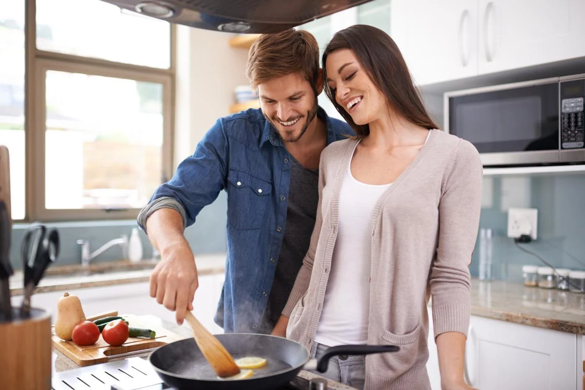 .... Kochen ist nicht jedermann's Sache. Klar. Aber vielleicht ist es Geschirr abtrocknen oder Staubsaugen oder etwas anderes. Woran fehlt es uns Männern, dass wir unseren Frauen nicht näher kommen ? Wollen wir nicht ? Oder überfordert uns der Alltag ? Wo sind unsere Werte geblieben ? .. Cooking is not for everyone. That’s clear. But maybe one could help by drying the dishes or vacuuming or something else. What is it that prevents us men from getting closer to our wives? Is it that we don’t want to? Or are we over-challenged by daily life? Where have our values gone? ....