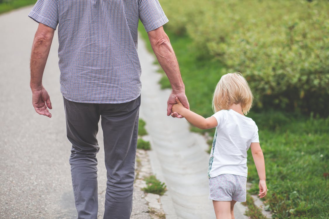 .... Es ist schon mal gut, wenn der Vater mit den Kindern etwas gemeinsam macht. Wie schön ist es doch, wenn er mit seinen Kindern am Wasser, im Wald oder auf der Wiese spielt. Wenn er aber dauernd vom Handy gestört wird und dieses und jenes nachschauen muss, dann fördert das ihre Beziehung wenig. .. It is definitely a good thing when a father gets together with his children. Can you imagine a more idyllic scene than a man and his children spending a lazy afternoon playing by a stream, in a forest or a meadow? But if his quality time with the kids is repeatedly disturbed by his phone, it will not have the desired positive impact on their relationship. ....