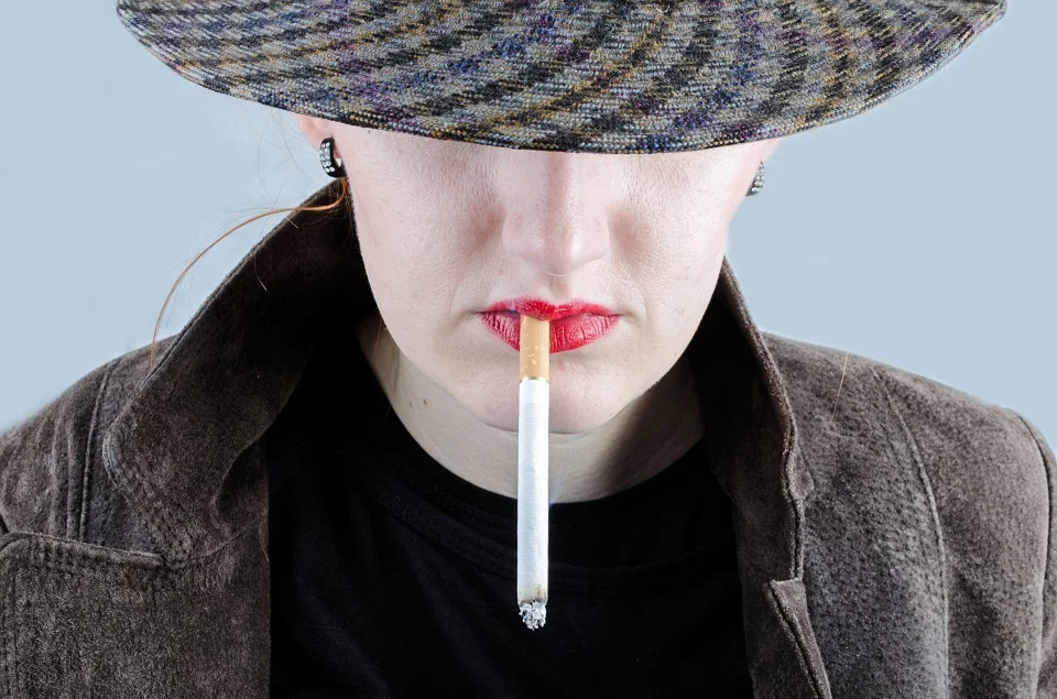 .... Frage: Wieweit kann zB. Rauchen mit einem tiefen Selbstwert zu tun haben ? Gibt es noch andere Süchte, die in die gleiche Kategorie gehören ? .. Question: What does smoking, for example, have to do with low self-esteem? What other addictions fall into the same category? ....