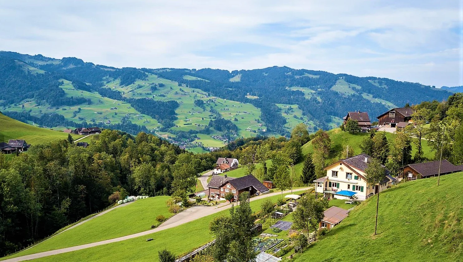 .... Hier der Blick von der Sonnmatt (gelbliches Haus) in mittlere Toggenburg. Frische Luft und Sonnenschein lassen die Herzen höher schlagen . .. Here is a view of Sonnmatt (the yellow house) and its surroundings. Fresh air and sunshine make for a stronger heartbeat. ....