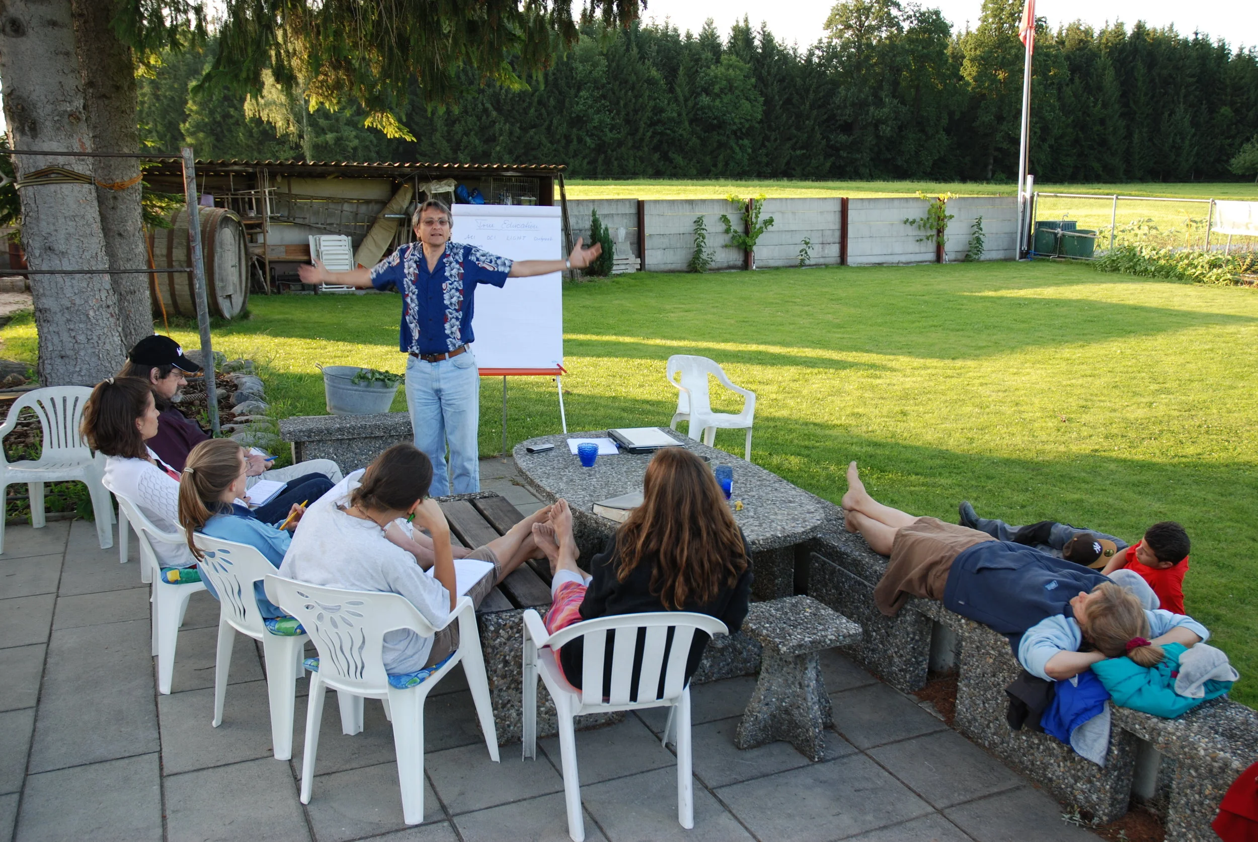 .... Ernst unterrichtet ‘Gesundheit ganzheitlich’ in unserem Garten .. Ernst teaching health evangelism in our backyard ....