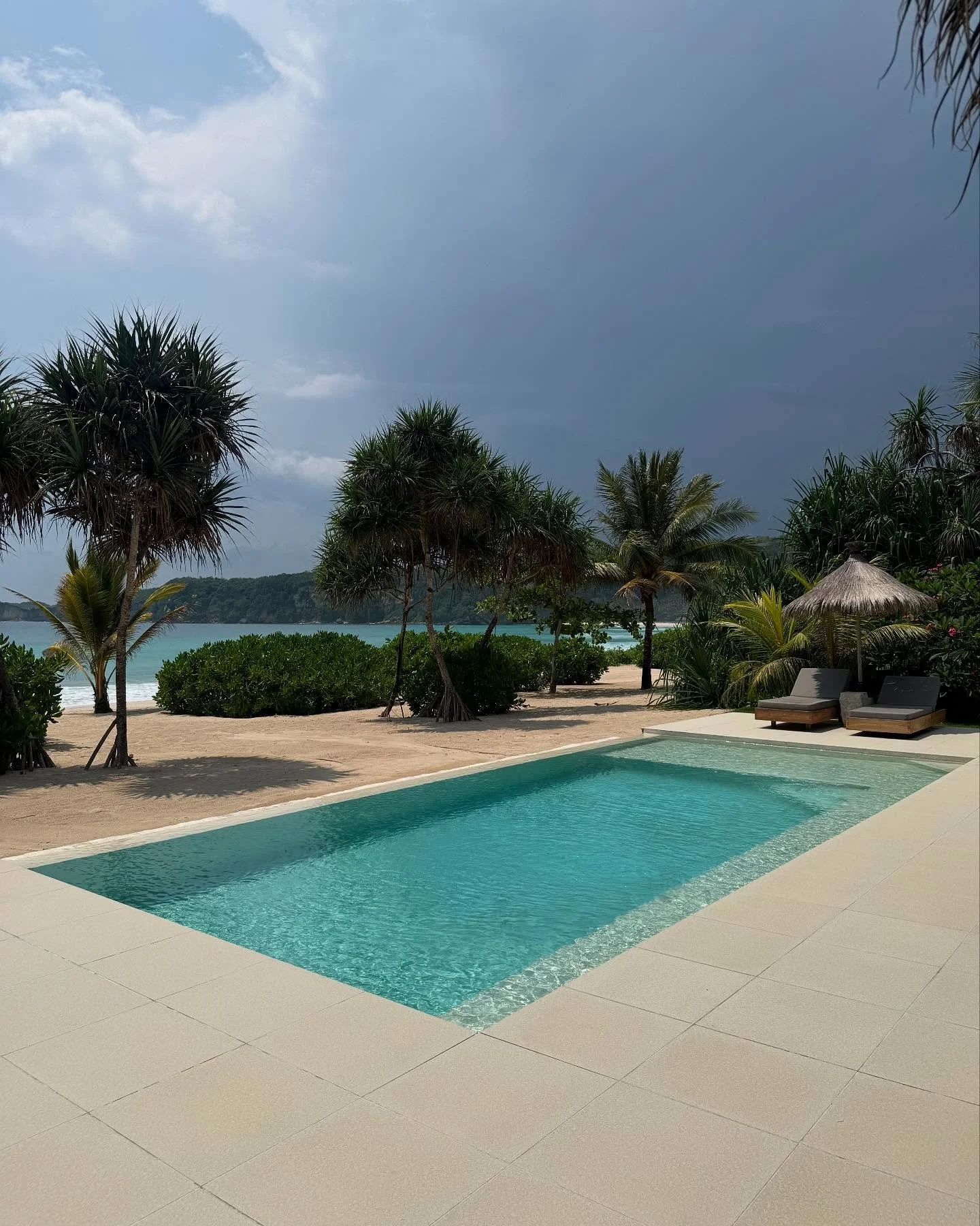 The most out of office &hellip;
@thesanubari 

#indonesia #holiday #wellness #health #swim #inifnitypool #beach