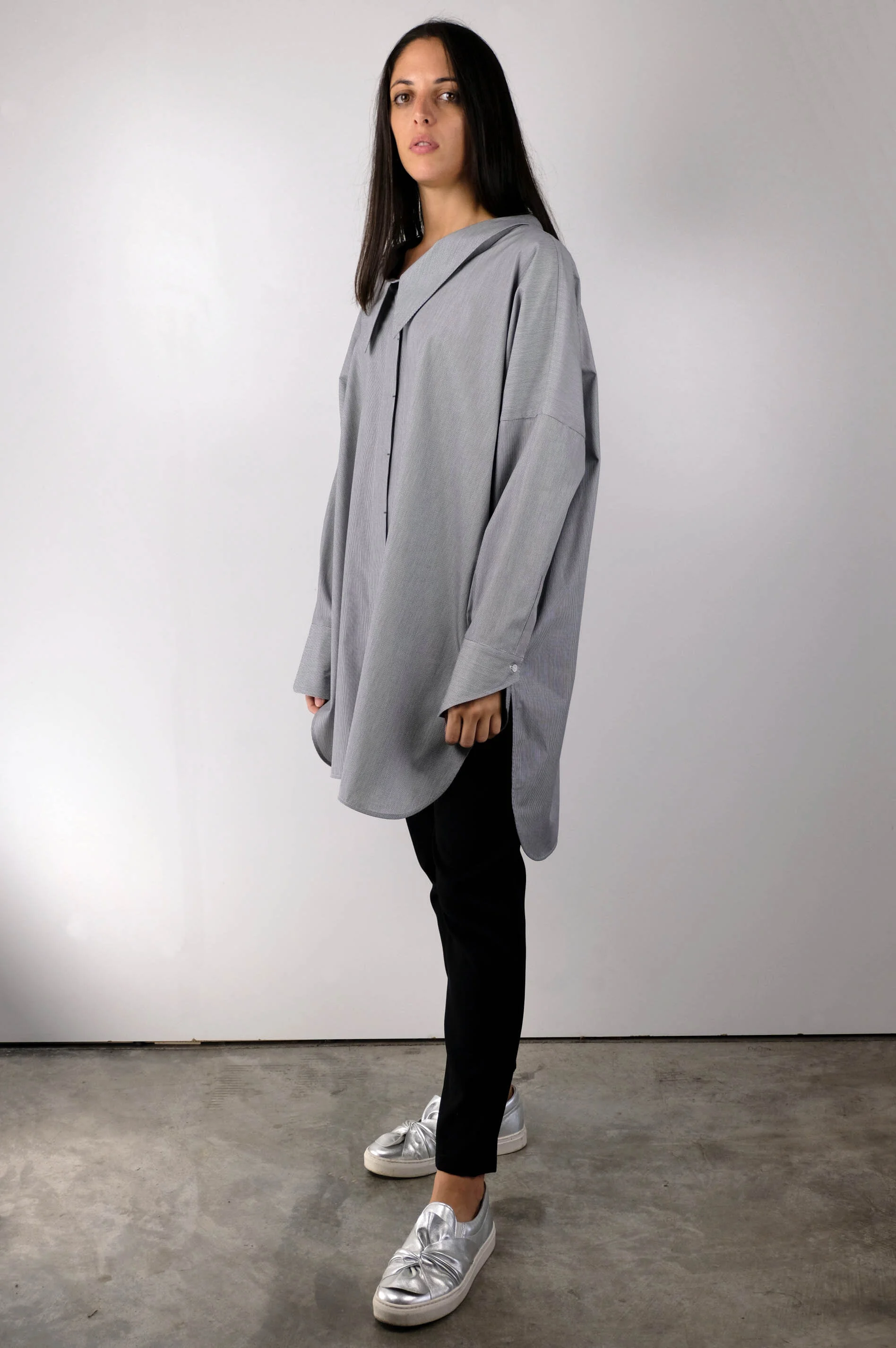 Maxi camicia in popeline di cotone con motivo rigato bianco e grigio