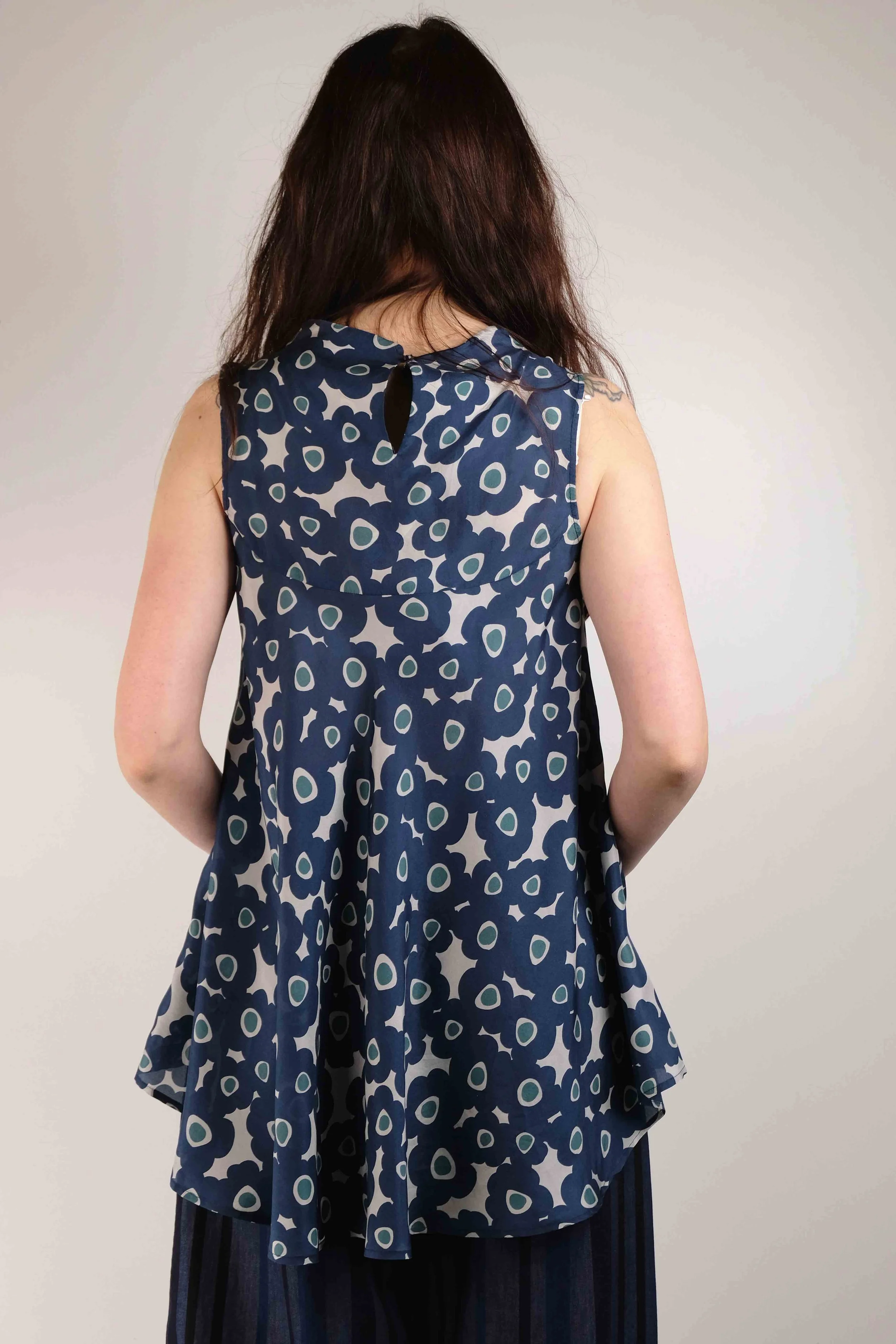 PE22-BLU3-HABOTAI-6-dt-blusa-morbida-seta-stampa-floreale.jpg