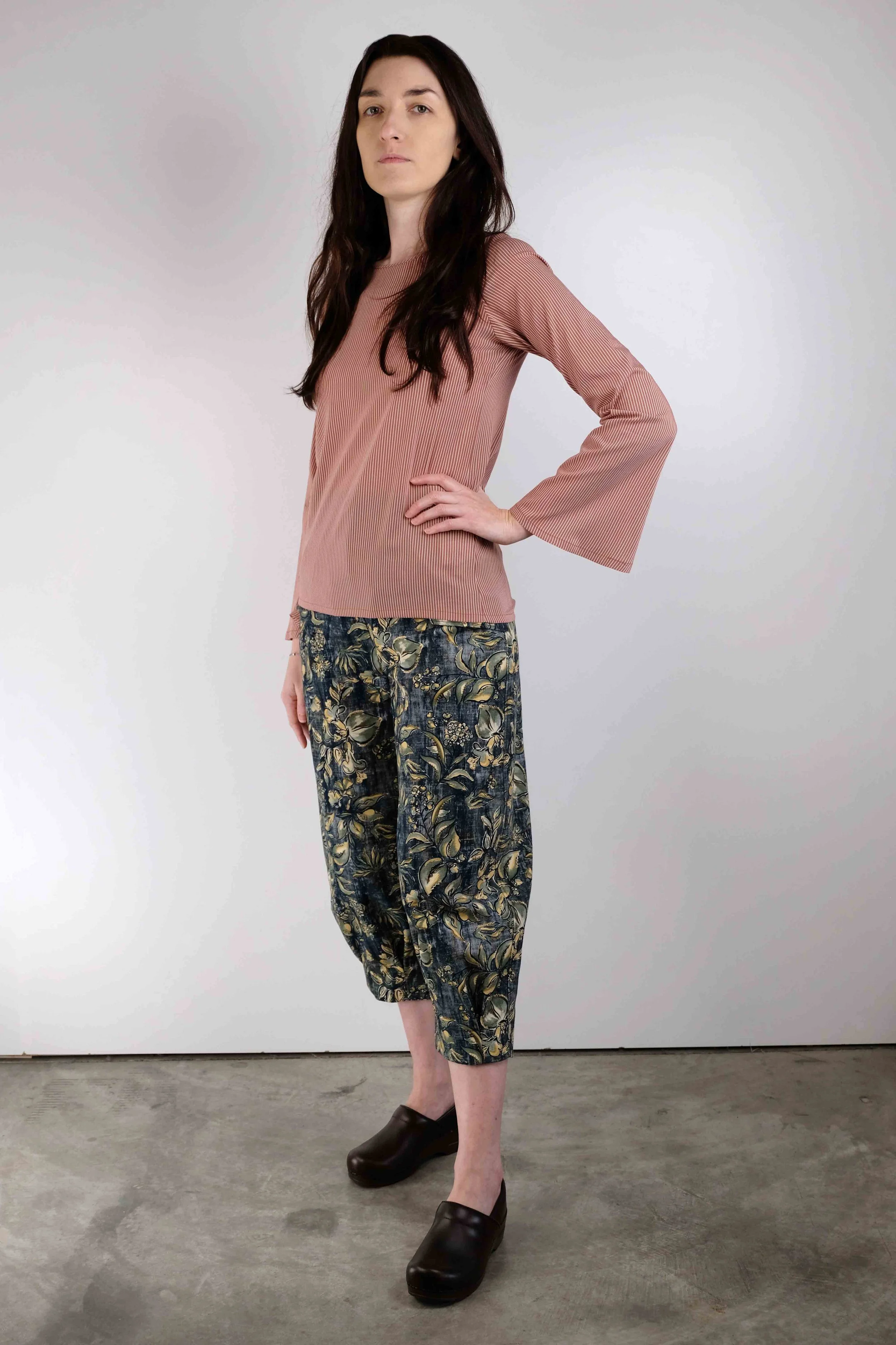 PE22-BLU5-34-I-outfit-blusa-manica-trombetta-mussola-rossa.jpg