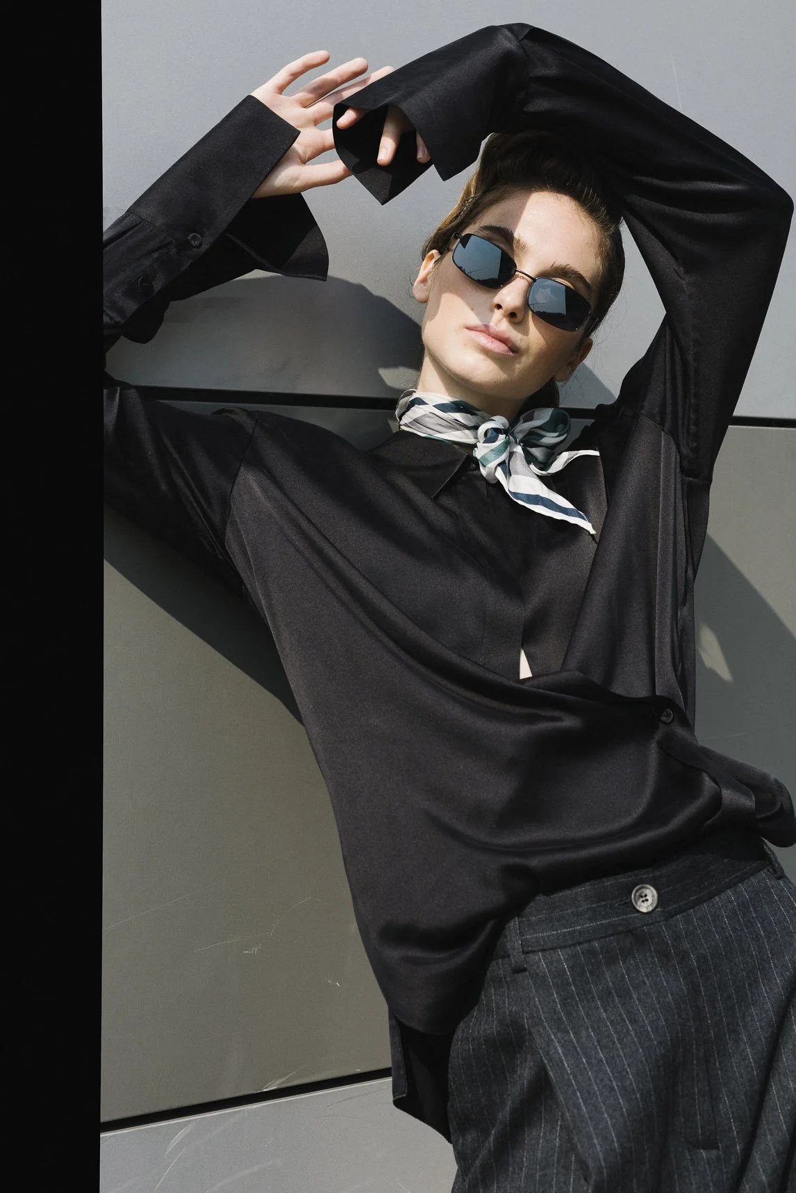 Camicia incrociata in raso di seta stretch nera