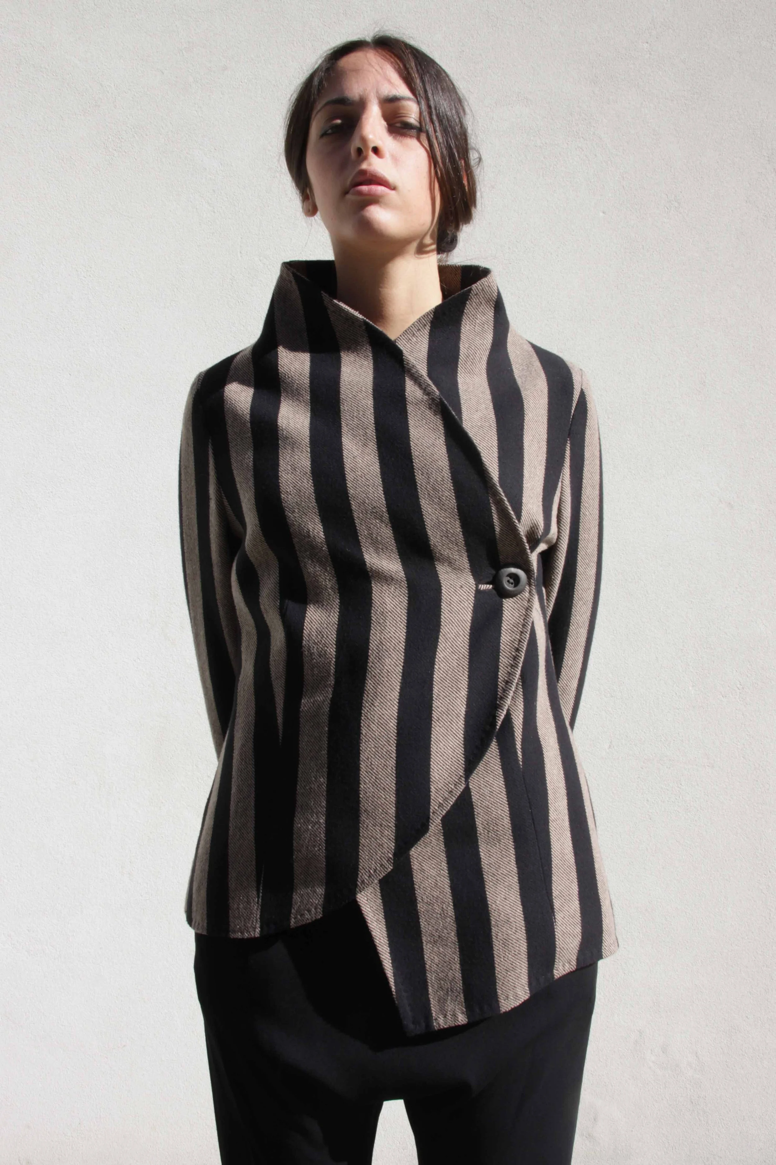 Giacca foderata asimmetrica in flanella misto cotone rigata nero e beige