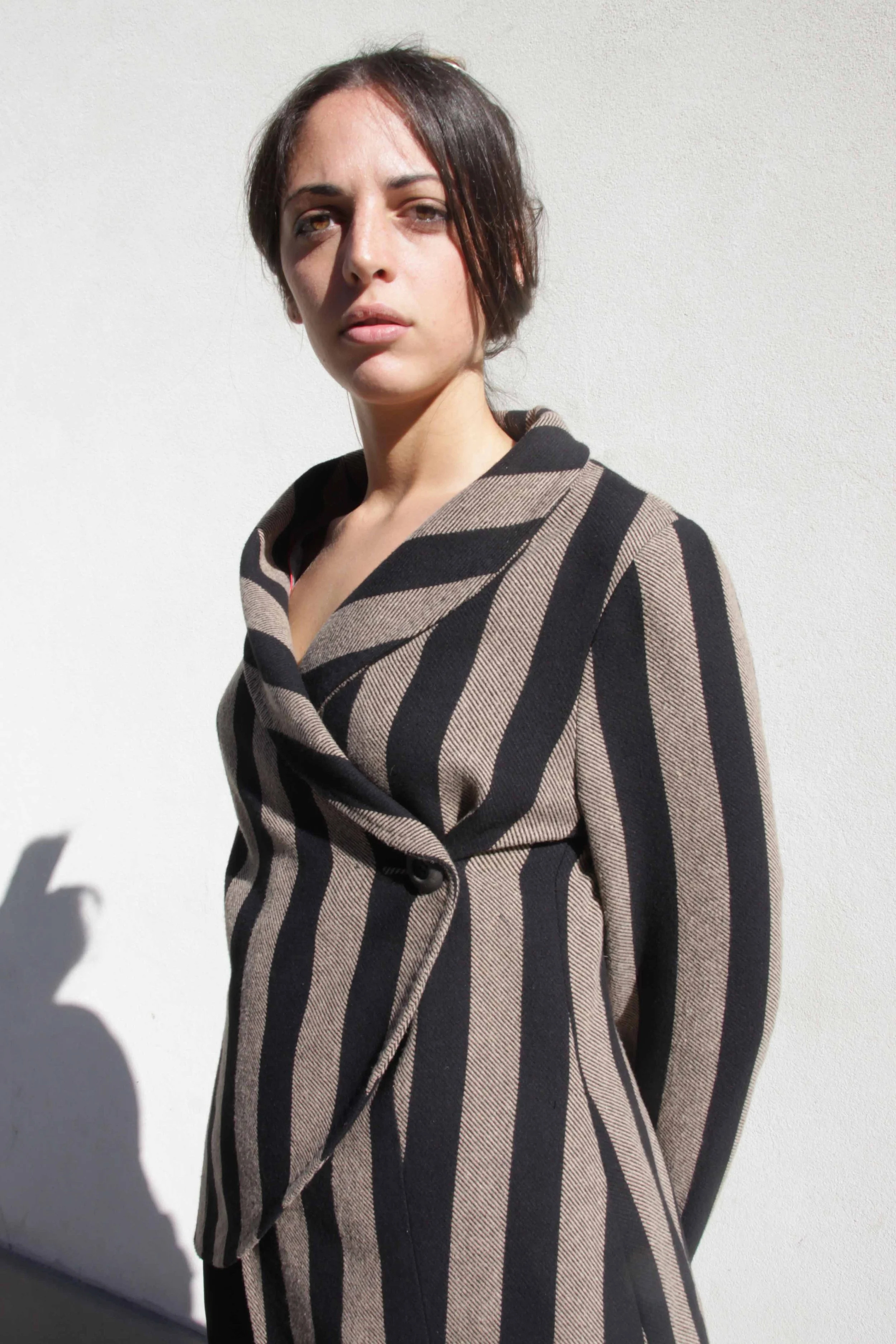 Giacca foderata asimmetrica in flanella misto cotone rigata nero e beige