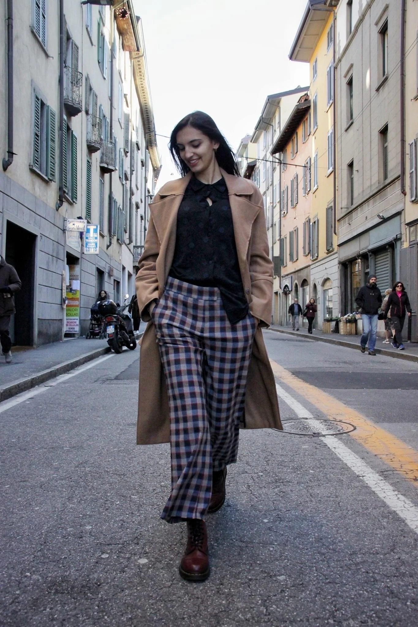 Pantalone a trombetta in flanella misto cotone e lana a quadri blu e beige