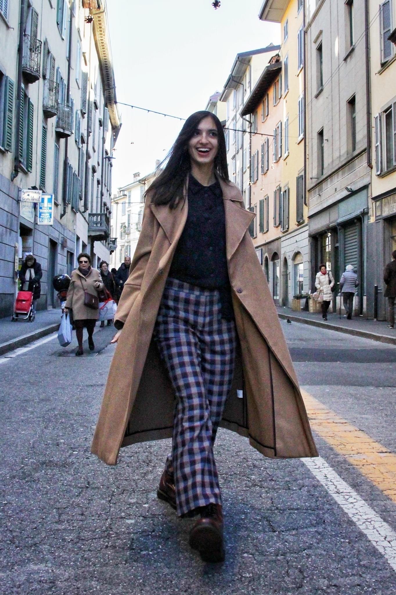 Pantalone a trombetta in flanella misto cotone e lana a quadri blu e beige