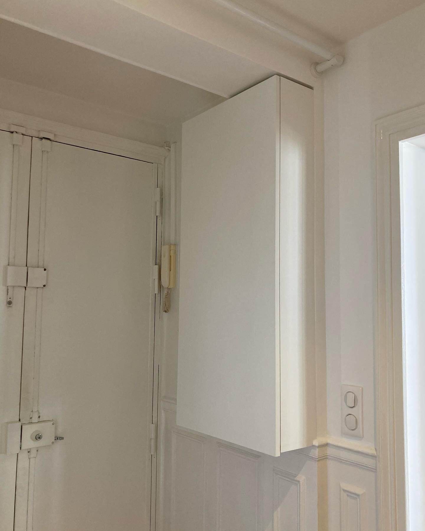Salut !
A cette occasion, je partage ce travail de mon dossier de projet, qui consistait &agrave; r&eacute;parer un segment de mur et &agrave; cr&eacute;er une armoire sur mesure avec rangement pour cacher le compteur &eacute;lectrique.

Hello there!