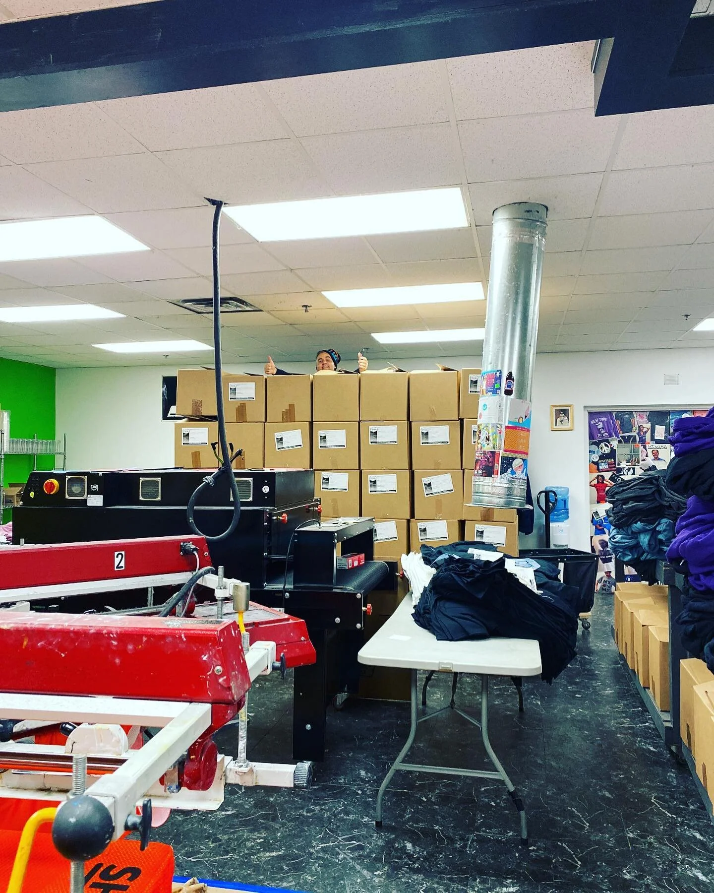 I'm like a elf on a shelf up in this piece . #geterdone #bigboxes #hohoho #holidayrush #holidaymadness #cantstopwontstop