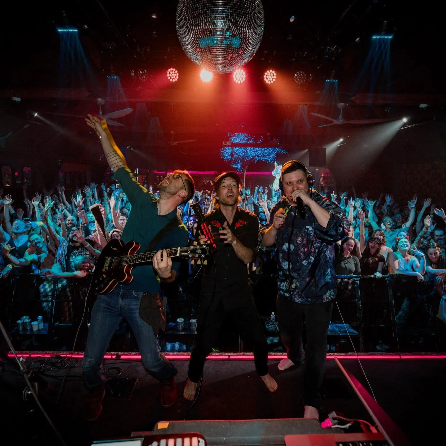 We had such an amazing time rocking out together on these run of shows with @moontricks_music x @kr3ture_music and friends. Next KR3TURE show is in SF on Feb 14 and Moontricks hit the Pacific Northwest Feb 18-22! 
Photo from our show in Tahoe at @cry