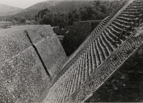 Josef Albers Grand Pyramid, Tenayuca, 1937 Untitled (Great Pyramid, Tenayuca, Mexico) Ohne Titel (Grosse Pyramide, Tenayuca, Mexiko) Gelatin silver print, image: 7.8 x 11 cm; sheet: 8.4 x 11.6 cm Solomon R. Guggenheim Museum, New York, Gift, The Josef and Anni Albers Foundation, 1996 © 2017 The Josef and Anni Albers Foundation/Artists Rights Society (ARS), New York