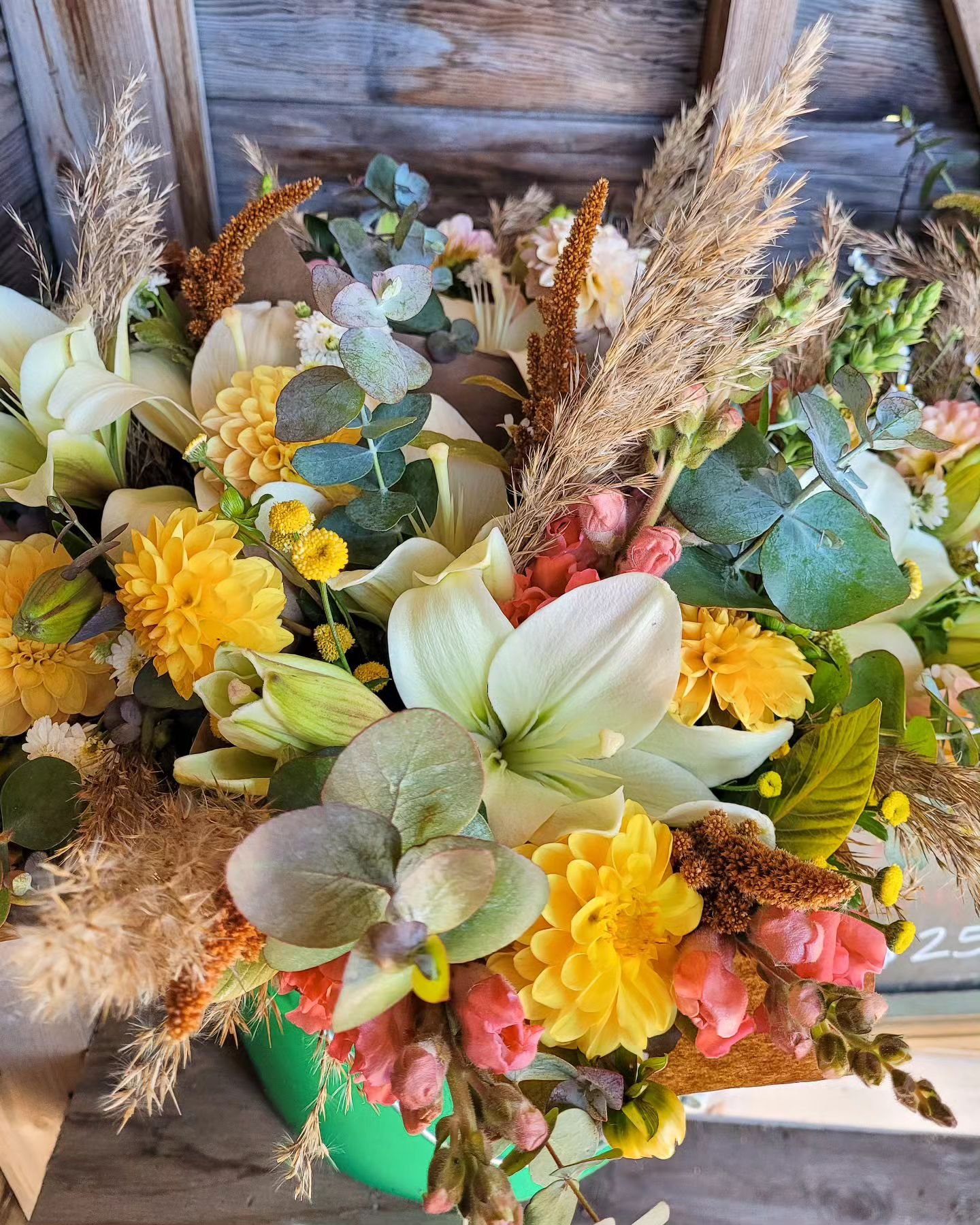 Surprise! We didn't know if we'd have enough flowers for the stand this week but I am very happy to share that the farmstand is open and filled with pretty October blooms! 🌼🌾

⏰️: Thurs 4-8 p.m. &amp; Fri/Sat/Sun  8 a.m. - 8 p.m.

📍: 10991 Pioneer