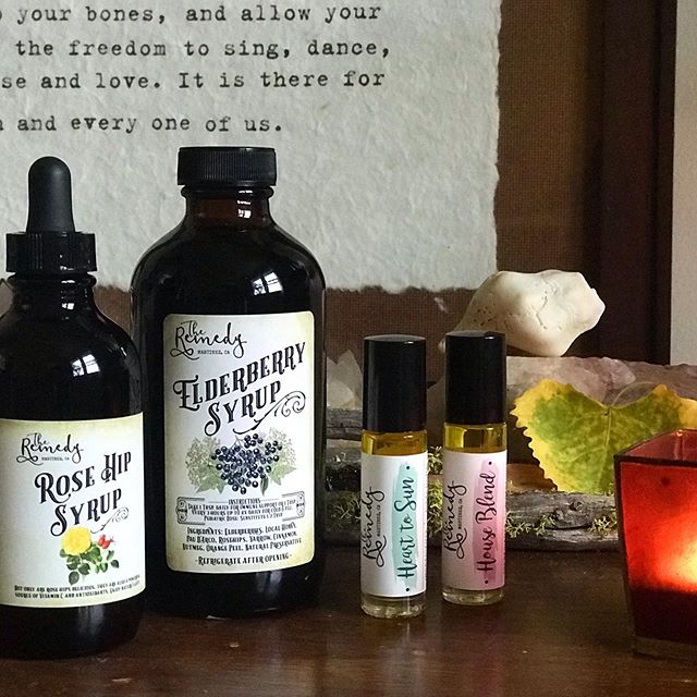 Just got some nature goodies from @theremedymartinez 😍🍂 Right in time for fall and cold season!!
❣️Rose Hips for vitamin c + antioxidants
❣️Elderberry syrup for all things flu
❣️Plus some custom oils to soothe crankiness 😂Thank you April for makin