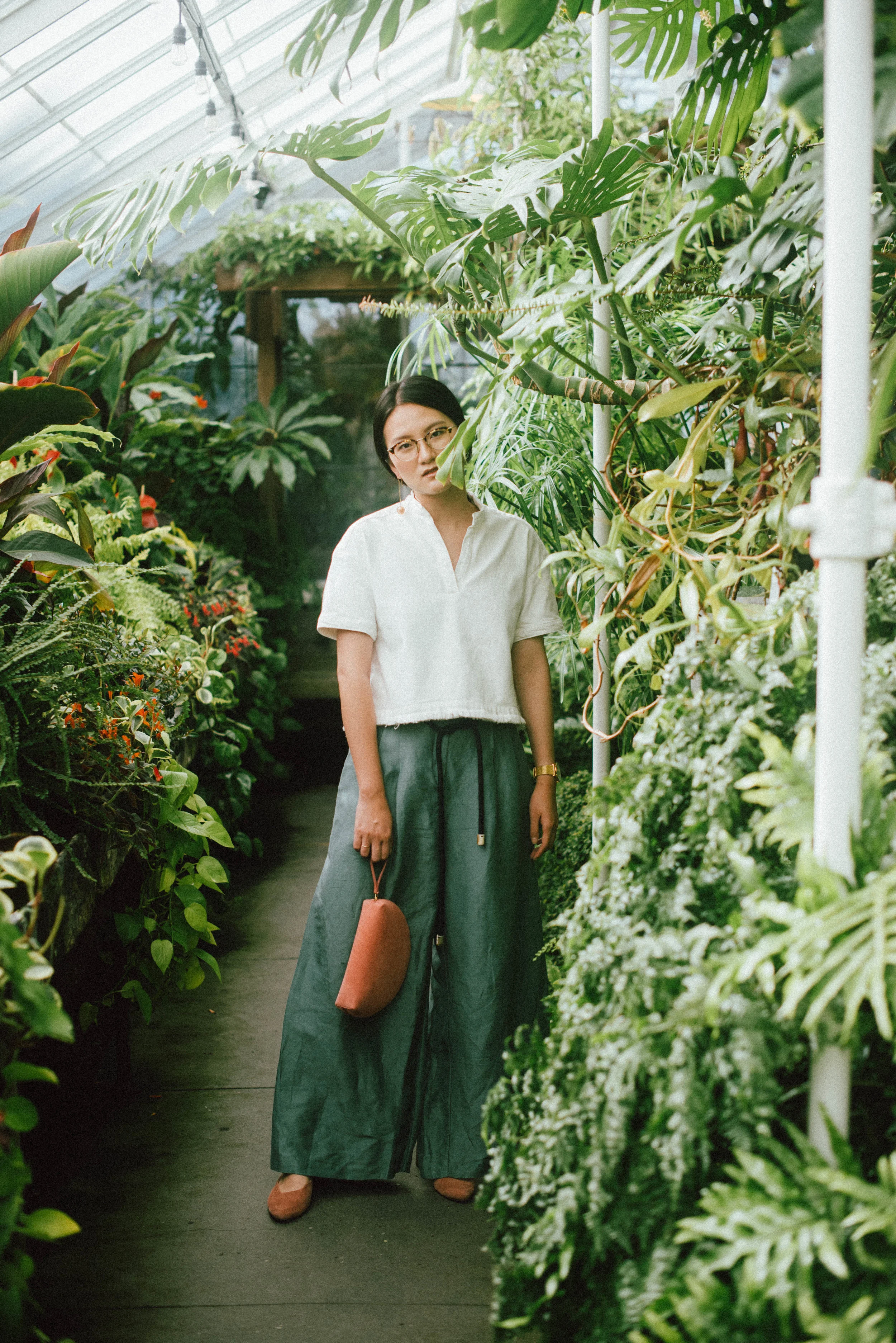  Top - Rachel Comey / Pants - Delfina Balda / Clutch - Mansur Gavriel / Mules - Mari Giudicelli / Earrings - Luz Ortiz
