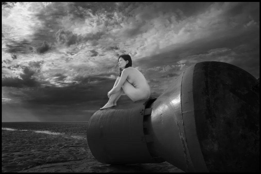 Keryn_nude_Normandy_beach_BWFinal_2008(37).jpg