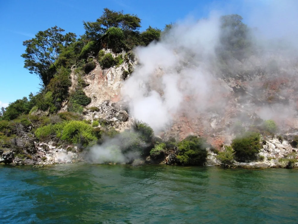 Lake_Rotomahana_wall_steam.jpg