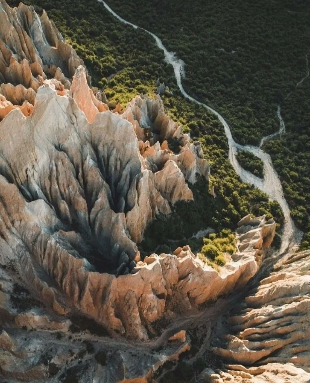 The Clay Cliffs are a stark sight - tall pinnacles separated by narrow ravines.

These otherworldly formations in New Zealand are made up of layers of gravel and silt, originally formed by the flow from ancient glaciers over a million years ago.

#Ex