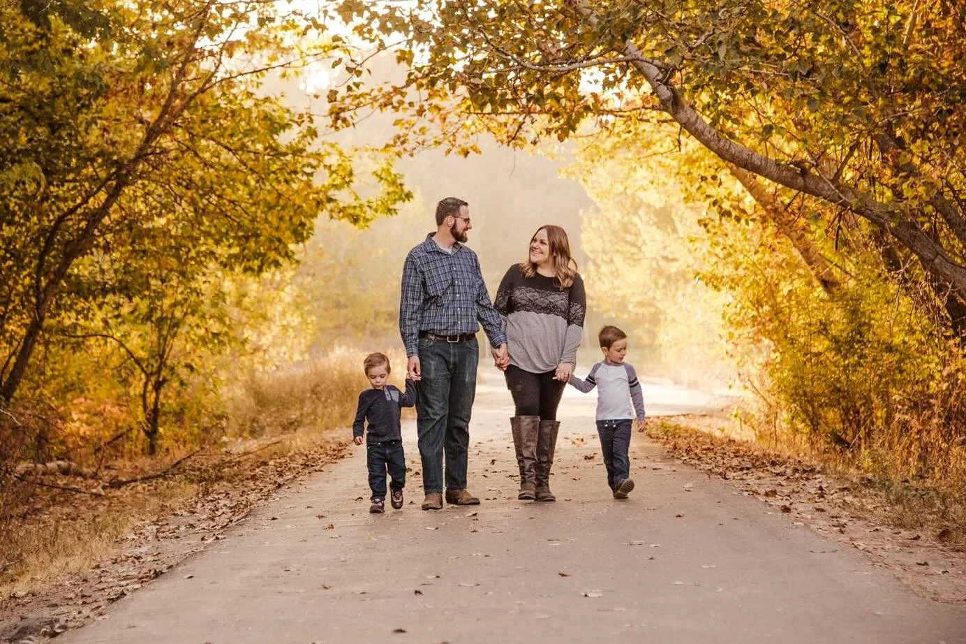 Peak fall color alert! If you’ve been meaning to book, now’s the time! The leaves won’t wait 🍁
.
.
.
.
.
#idahophotographer #boisephotographer #kunaphotographer #meridianphotographer #nampaphotographer #eaglephotographer #treasurev