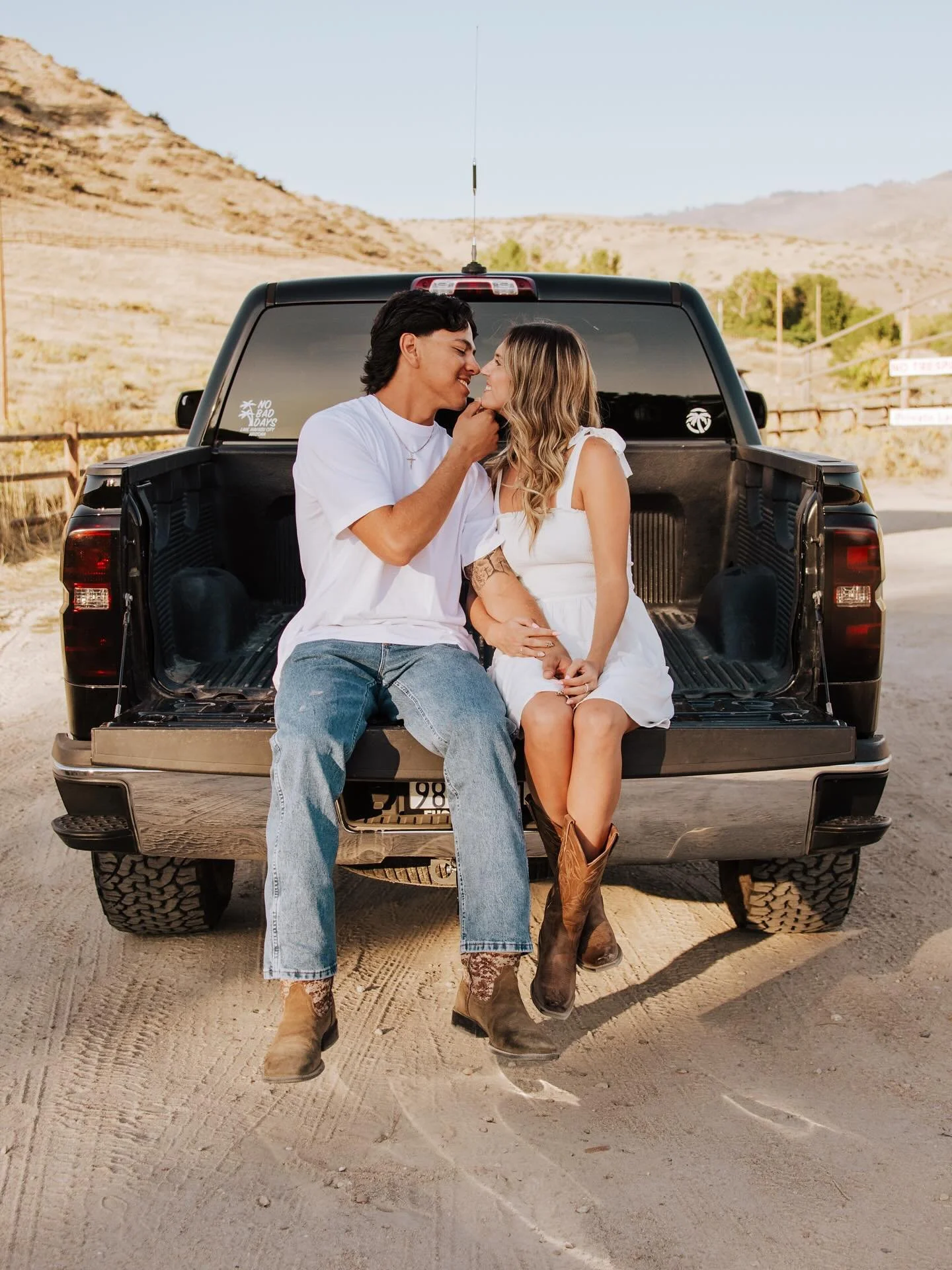 Summer light, dusty roads, and love that lingers long after the engine stops
.
.
.
.
.
#idahophotographer #boisephotographer #kunaphotographer #idahosummer #boisesummer #boisefoothills #idahocouplesphotographer #boisecouplesphotographer #kunacouplesp