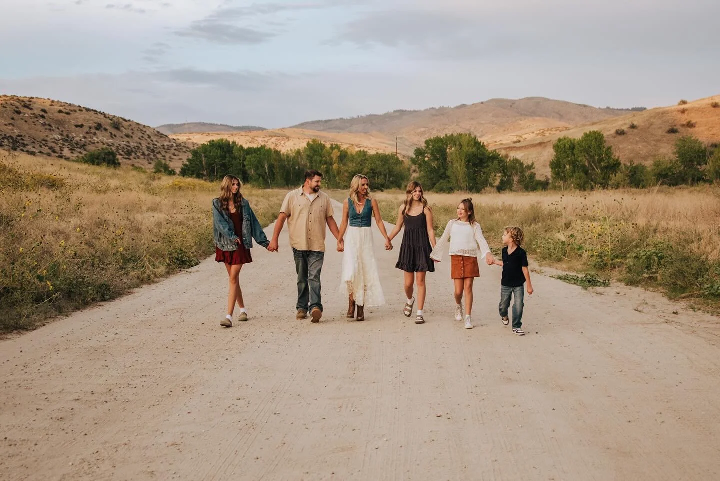 The foothills gave us the best light that evening, and this family brought all the love to match
.
.
.
.
.
#idahofamilyphotography #idahofamilyphotographer #boisefamilyphotographer #boisefamilyphotography #kunafamilyphotographer #kunafamilyphotograph