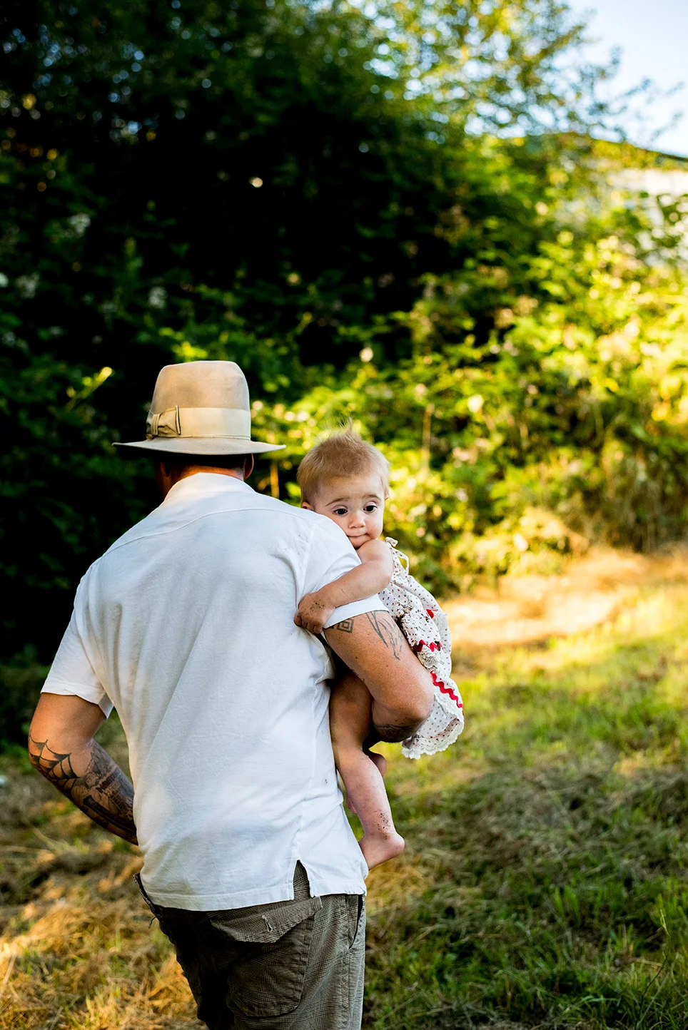 Family laughing in Kalama, Washington, at their home farm, photographed by Vancouver photographer Lillian Short.