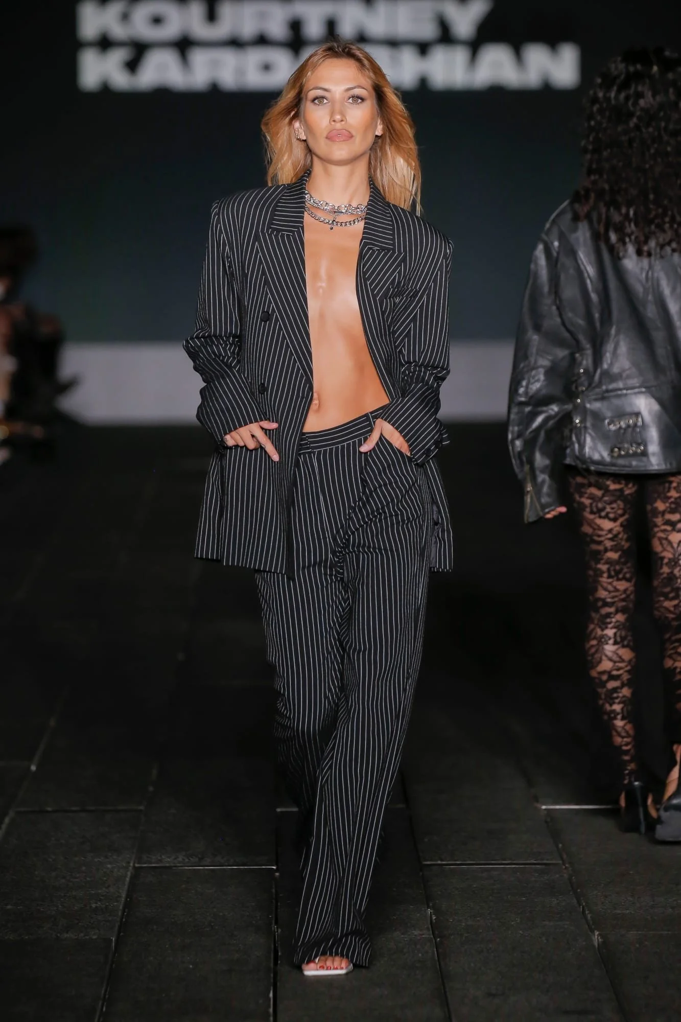 boohoo_ss23_look_37.jpg