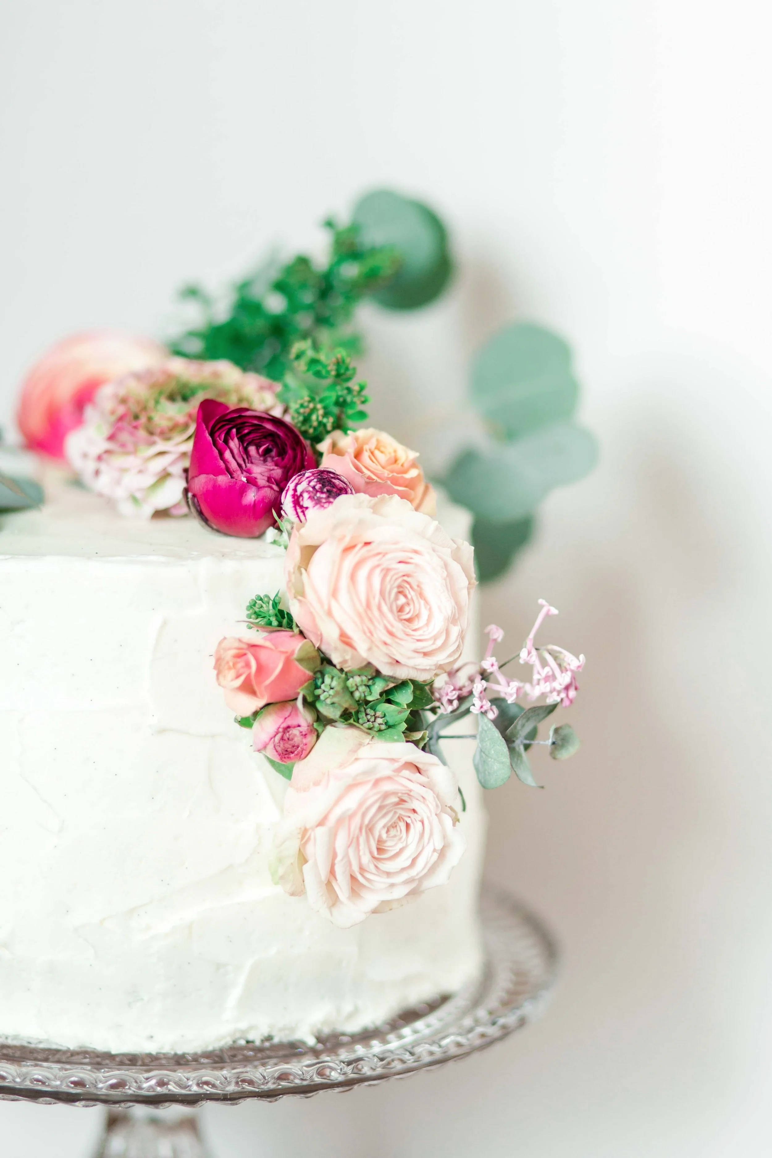 frosted-wedding-cake-with-asymmetrical-flowers