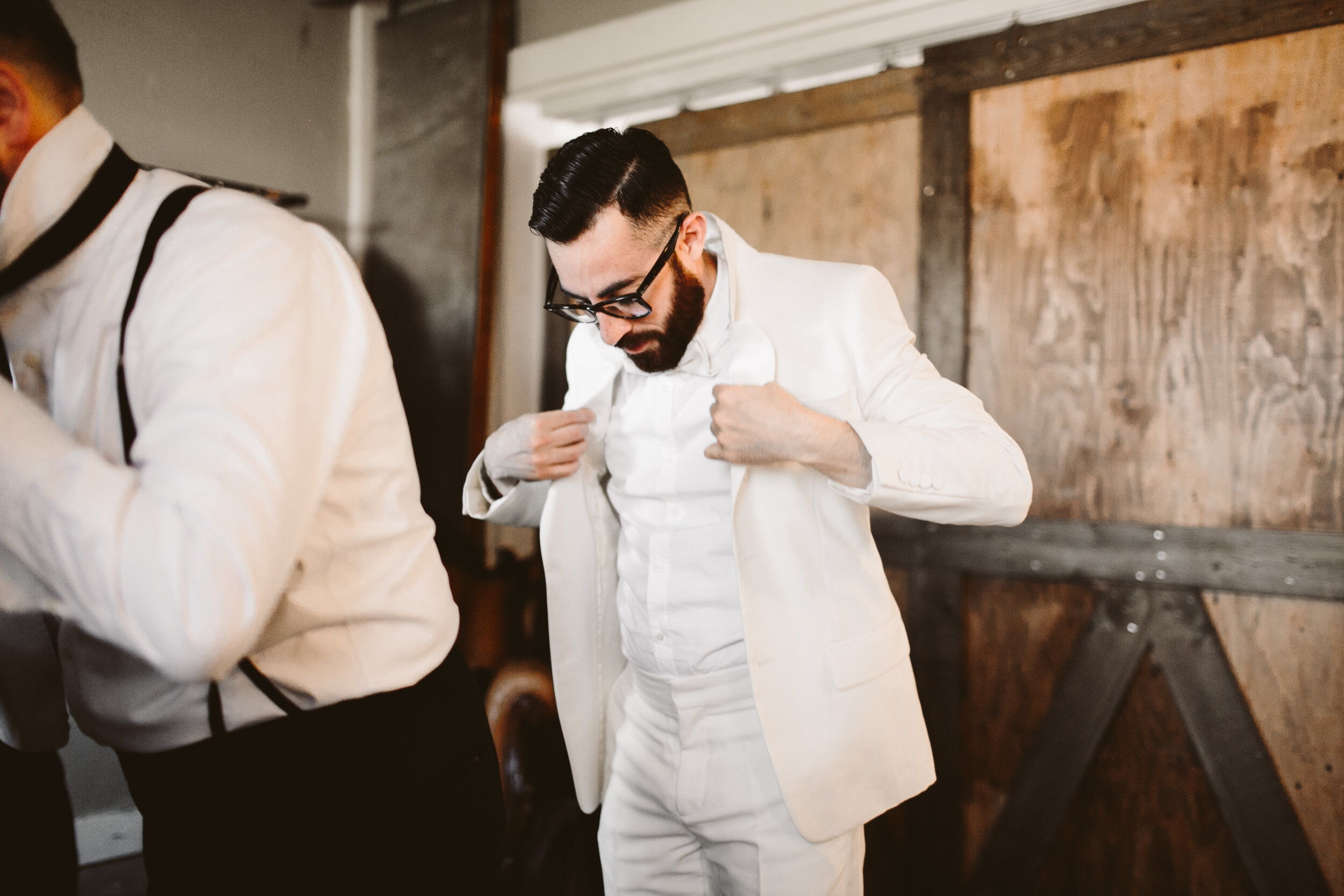 dairyland-snohomish-wedding-groom-getting-ready-for-wedding