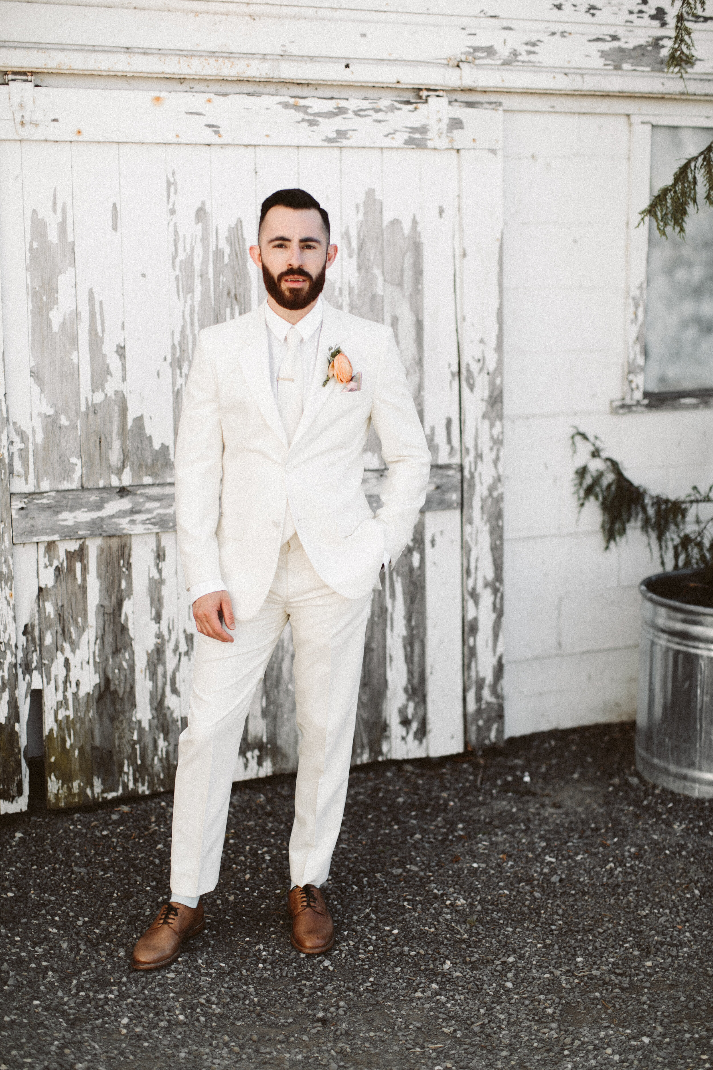 dairyland-wedding-suit-for-groom-white-wedding-dairyland-seattle-pacific-engagements