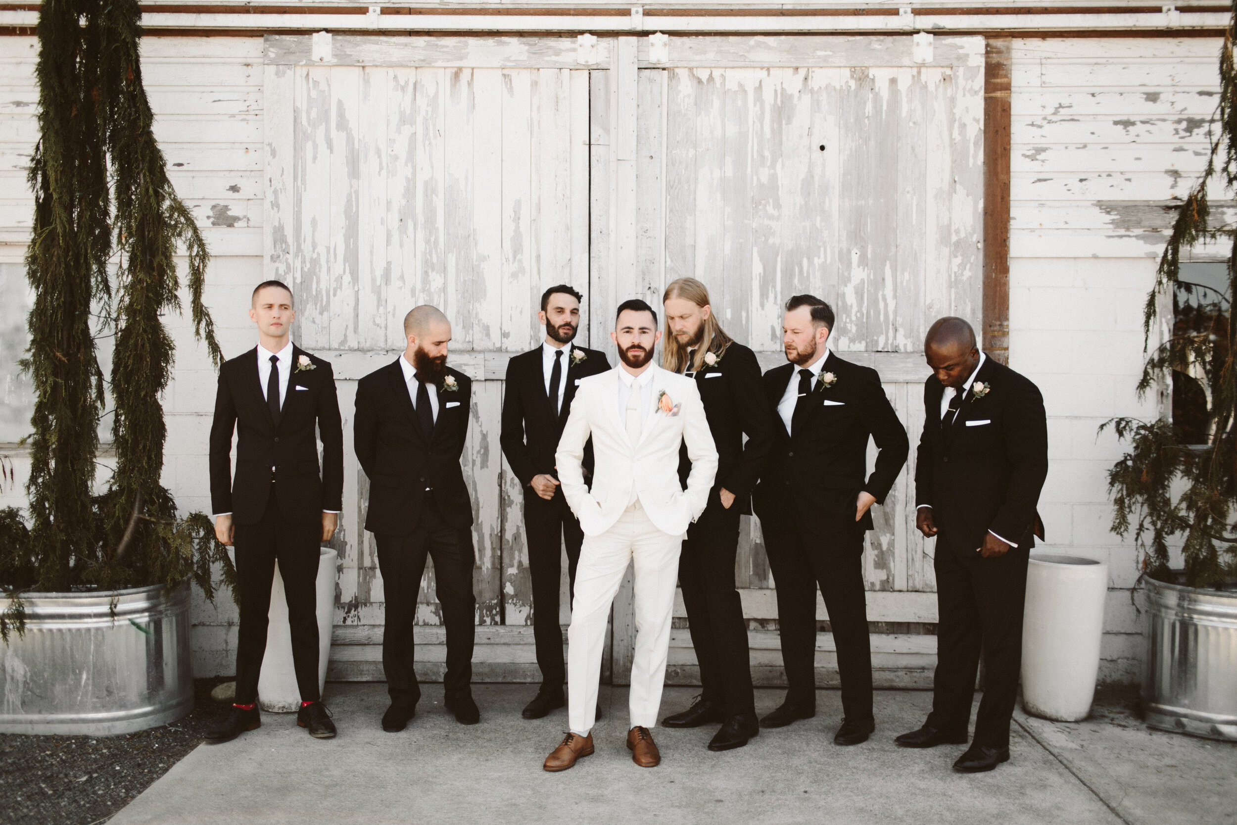 dairyland-wedding-venue-snohomish-groom-in-white-suit-groom-and-groomsmen-pictures-pacific-engagements